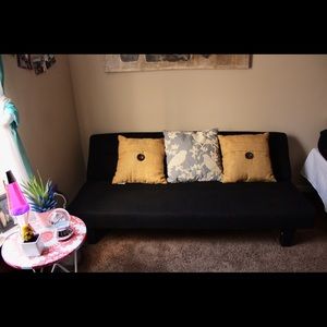 Hi, I’m selling my futon.